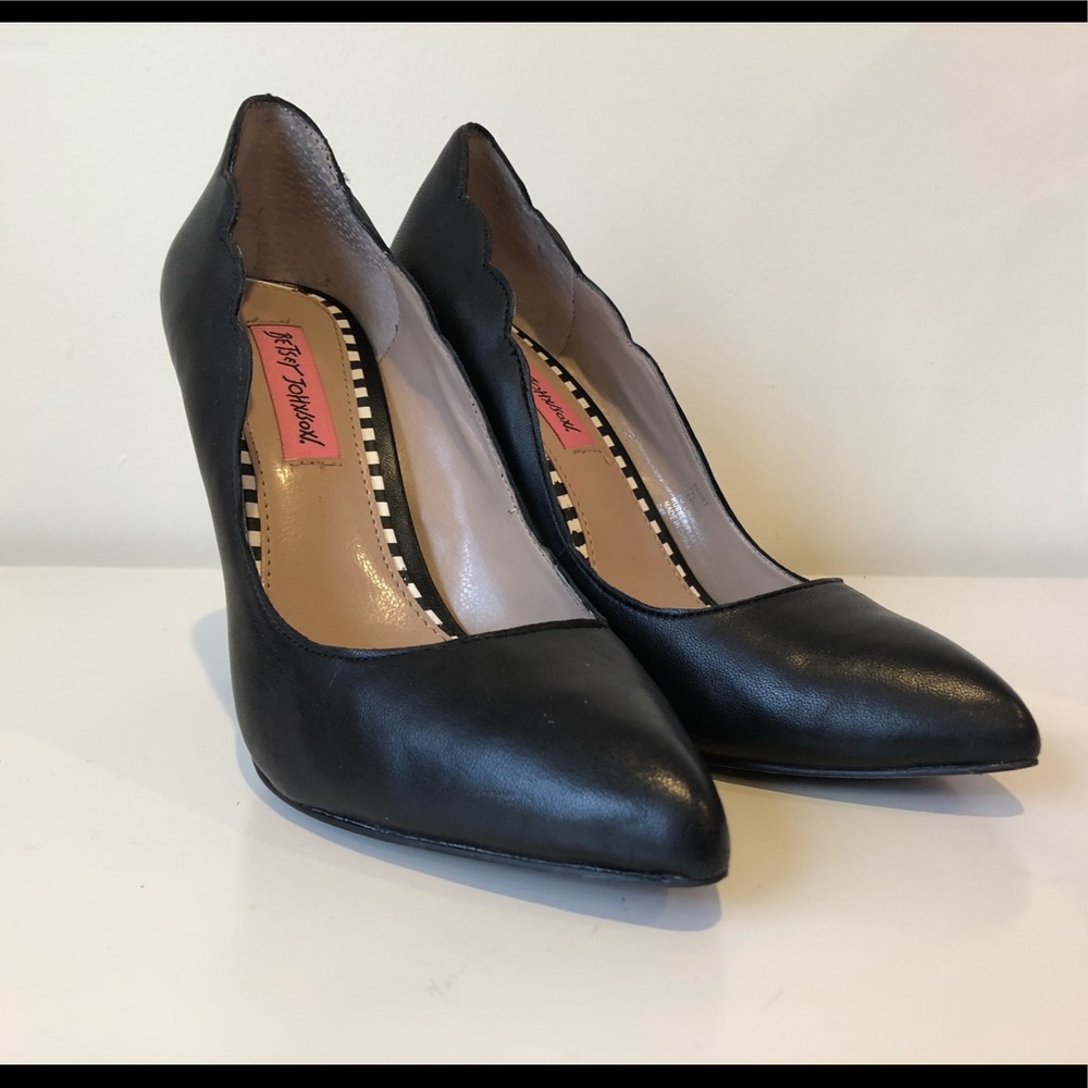 Betsey Johnson raciee black leather pumps